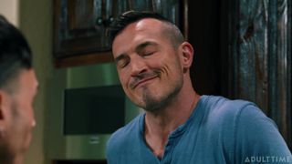 Siren Santiago seduz o seu padrasto Derek Kage com sexo anal